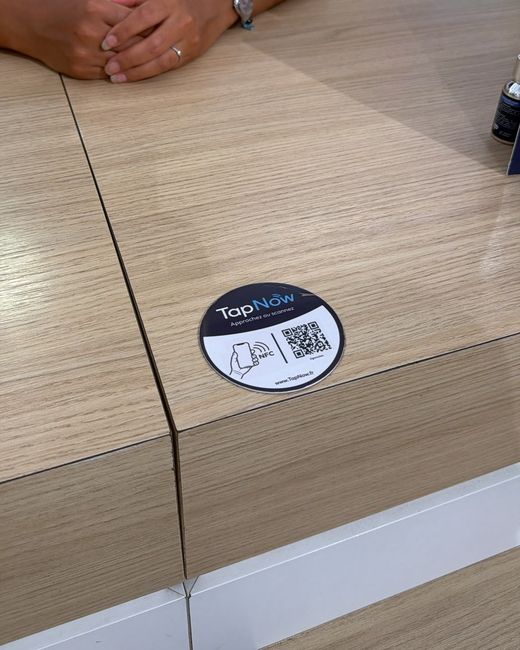 Sticker TapNow sur un comptoir de pharmacie