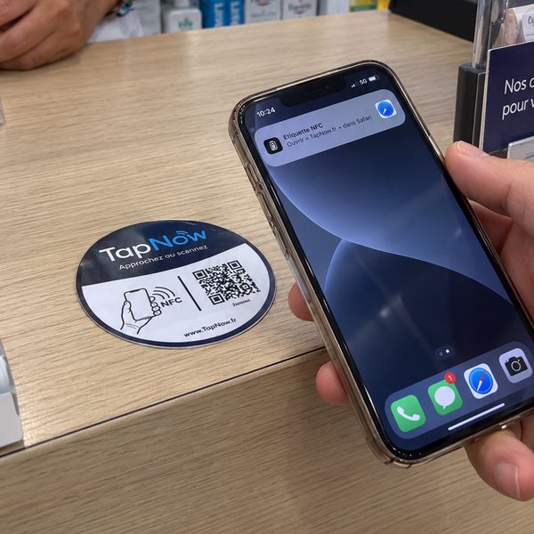 Un téléphone approché du sticker TapNow